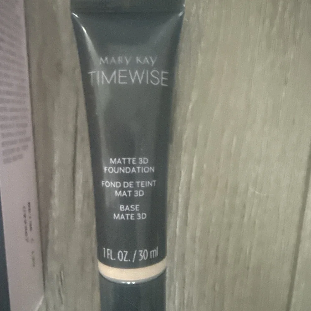NIB Mary Kay Timewise Matte 3D Foundation Beige N 120
